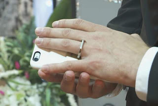 Άντρας ερωτεύτηκε και παντρεύτηκε το smartphone του! [photos] - Φωτογραφία 1