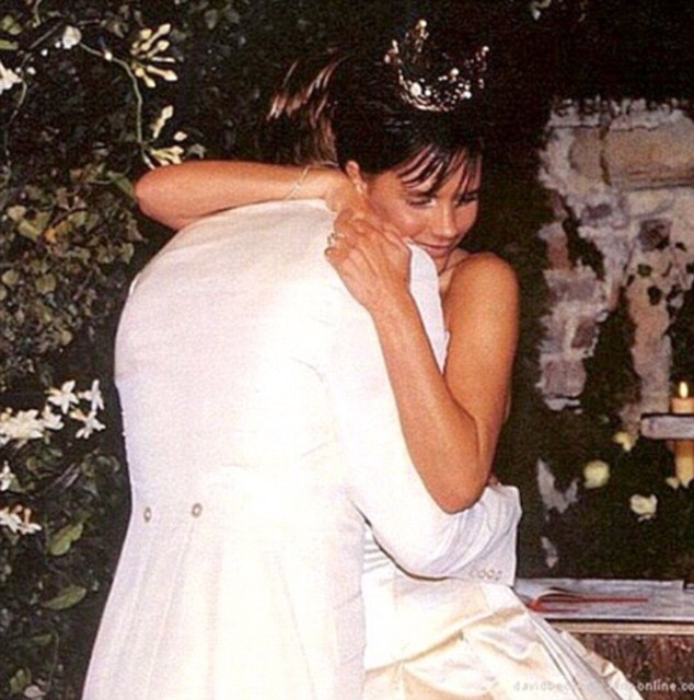 Σαν σήμερα πριν από 17 χρόνια παντρεύτηκαν ο David και η Victoria Beckham - Δείτε φωτογραφίες από το γάμο τους [photos] - Φωτογραφία 2