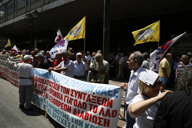 Σε εξέλιξη η συγκέντρωση διαμαρτυρίας του ΠΑΜΕ έξω από το υπουργείο Εργασίας [photos] - Φωτογραφία 5