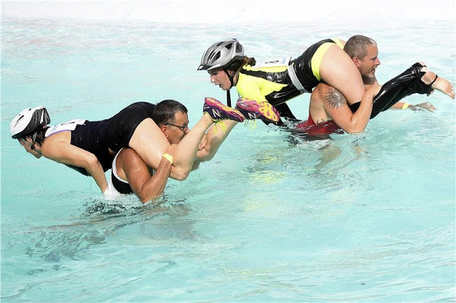 Παγκόσμιο πρωτάθλημα μεταφοράς... συζύγου! [photos] - Φωτογραφία 2