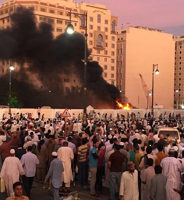 ΤΡΟΜΟΣ στη Σαουδική Αραβία: Καμικάζι μπήκε στο Τέμενος του Μωάμεθ και σκόρπισε το θάνατο [photos] - Φωτογραφία 2