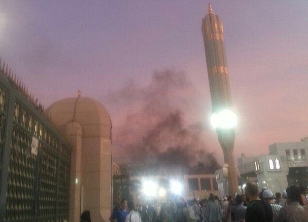 ΤΡΟΜΟΣ στη Σαουδική Αραβία: Καμικάζι μπήκε στο Τέμενος του Μωάμεθ και σκόρπισε το θάνατο [photos] - Φωτογραφία 3
