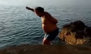 ΣΕΙΣΜΟΣ στο διαδίκτυο: Ο Ελληνάρας που χορεύει ζεϊμπέκικο δίπλα στο κύμα και μετά... [video] - Φωτογραφία 1