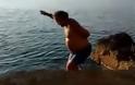 ΣΕΙΣΜΟΣ στο διαδίκτυο: Ο Ελληνάρας που χορεύει ζεϊμπέκικο δίπλα στο κύμα και μετά... [video]