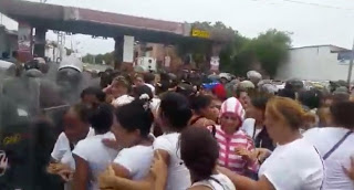 Συγκλονιστικές εικόνες στα σύνορα Βενεζουέλας -  Κολομβίας! 500 γυναίκες έσπασαν τον στρατιωτικό κλοιό και πέρασαν στη γειτονική χώρα - Φωτογραφία 1
