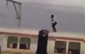Απίστευτο βίντεο: Δείτε τι κάνει αυτός ο Ινδός πάνω στο τρένο και θα πάθετε πλάκα! [video]