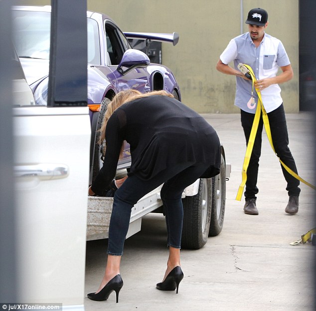 Απίστευτη! Δείτε πώς πήγε η Caitlyn Jenner να πάρει το αμάξι της! [photos] - Φωτογραφία 2