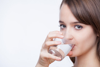 Απίθανο! Τι θα συμβεί στο σώμα σας αν κάθε πρωί πίνετε ένα ποτήρι νερό με άδειο στομάχι; - Φωτογραφία 1