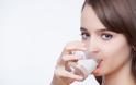 Απίθανο! Τι θα συμβεί στο σώμα σας αν κάθε πρωί πίνετε ένα ποτήρι νερό με άδειο στομάχι;