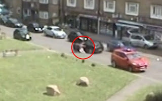 Βίντεο - ΣΟΚ: 12χρονη πηδάει από το αυτοκίνητο την ώρα που το κλέβουν! [video] - Φωτογραφία 1