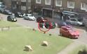 Βίντεο - ΣΟΚ: 12χρονη πηδάει από το αυτοκίνητο την ώρα που το κλέβουν! [video]