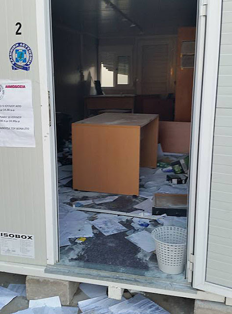 Πανικός στη Λέρο! Εξαγριωμένοι μετανάστες επιτέθηκαν με ξύλα και πέτρες σε αστυνομικούς - Φωτογραφία 2