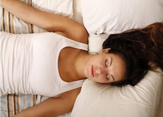 Οι συνήθειες στον ύπνο σου που καταστρέφουν τα μαλλιά σου - Φωτογραφία 1
