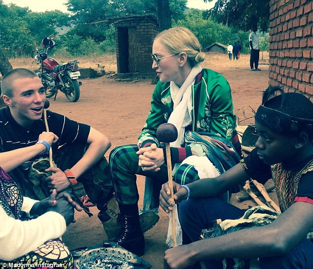 Γιατί πήγε η Madonna στην Αφρική με τους δυο γιους της; [photos] - Φωτογραφία 2