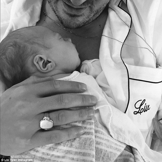 Γέννησε η Liv Tyler! Δείτε την πρώτη φωτογραφία του μωρού της [photo] - Φωτογραφία 2