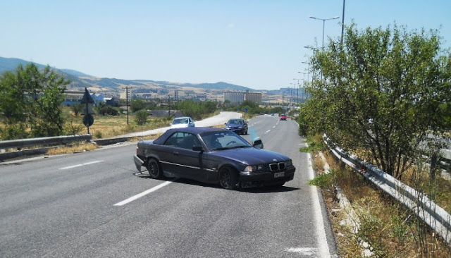 Απογειώθηκε στο δρόμο με τα «σαμαράκια» και κατέληξε στη μπάρα - Φωτογραφία 4