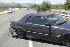 Απογειώθηκε στο δρόμο με τα «σαμαράκια» και κατέληξε στη μπάρα