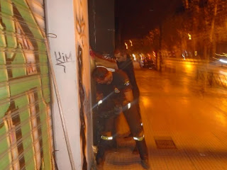 Πυροσβέστες απεγκλώβισαν το γατάκι που είχε σφηνώσει σε σιδερένια κολώνα στη Λ. Συγγρού - Φωτογραφία 1