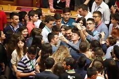 Πανικός στη Βουλή για μια selfie με τον πρωθυπουργό!