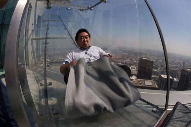 Θα μπαίνατε σε αυτή την γυάλινη τσουλήθρα στον 70ο όροφο; [photos] - Φωτογραφία 11