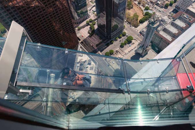 Θα μπαίνατε σε αυτή την γυάλινη τσουλήθρα στον 70ο όροφο; [photos] - Φωτογραφία 14