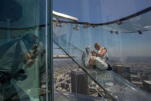 Θα μπαίνατε σε αυτή την γυάλινη τσουλήθρα στον 70ο όροφο; [photos] - Φωτογραφία 8