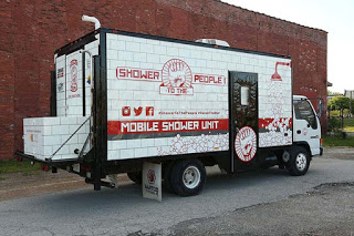 Άνδρας μετέτρεψε ένα παλιό φορτηγό σε κινητή μονάδα μπάνιου για άστεγους! [photos+video] - Φωτογραφία 1
