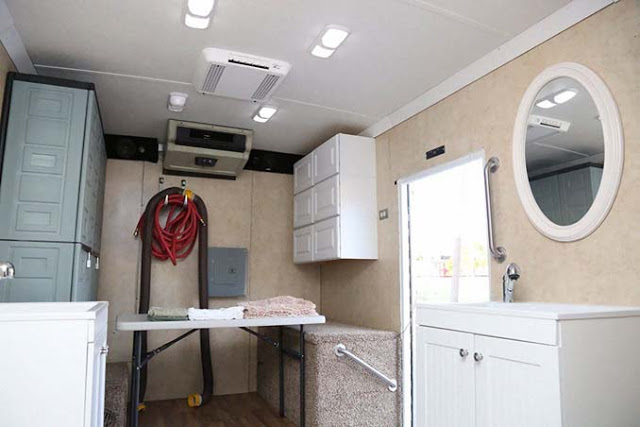 Άνδρας μετέτρεψε ένα παλιό φορτηγό σε κινητή μονάδα μπάνιου για άστεγους! [photos+video] - Φωτογραφία 4