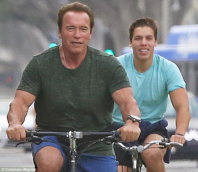 Ο Arnold Schwarzenegger κάνει ποδήλατο με τον γιο του! [photos] - Φωτογραφία 3