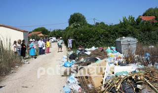 Κυανή Ακτή: Ζουν με τα σκουπίδια δίπλα στις πόρτες τους εδώ και δύο χρόνια - Φωτογραφία 1