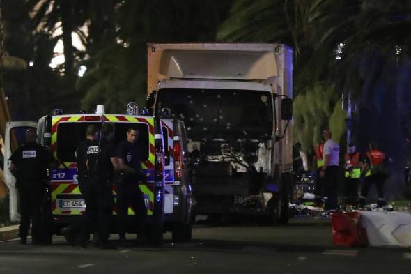 Παγκόσμιο σοκ από τη νέα επίθεση στη Γαλλία – 80 νεκροί και εκατοντάδες τραυματίες - ΒΙΝΤΕΟ - Φωτογραφία 1