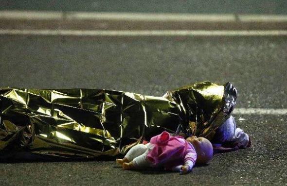 Παγκόσμιο σοκ από τη νέα επίθεση στη Γαλλία – 80 νεκροί και εκατοντάδες τραυματίες - ΒΙΝΤΕΟ - Φωτογραφία 19