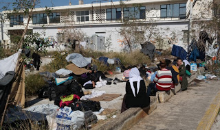 Κάτω από άθλιες συνθήκες διαμένουν οι πρόσφυγες στο αεροδρόμιο του Ελληνικού - Φωτογραφία 1