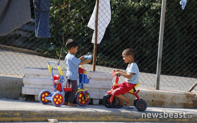 Κάτω από άθλιες συνθήκες διαμένουν οι πρόσφυγες στο αεροδρόμιο του Ελληνικού - Φωτογραφία 4