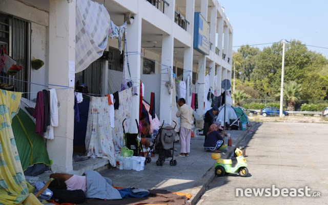 Κάτω από άθλιες συνθήκες διαμένουν οι πρόσφυγες στο αεροδρόμιο του Ελληνικού - Φωτογραφία 5