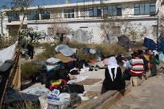 Κάτω από άθλιες συνθήκες διαμένουν οι πρόσφυγες στο αεροδρόμιο του Ελληνικού