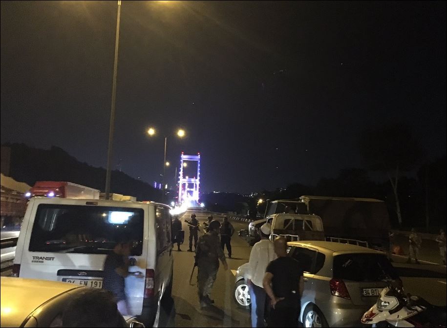 Ο στρατός στους δρόμους της Κωνσταντινούπολης - Κλειστές οι γέφυρες στο Βόσπορο - Πυροβολισμοί στην Άγκυρα - ΦΩΤΟ - Φωτογραφία 2