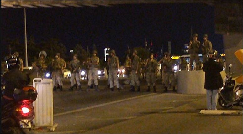 Ο στρατός στους δρόμους της Κωνσταντινούπολης - Κλειστές οι γέφυρες στο Βόσπορο - Πυροβολισμοί στην Άγκυρα - ΦΩΤΟ - Φωτογραφία 3