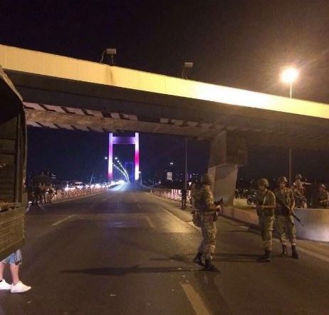 Ο στρατός στους δρόμους της Κωνσταντινούπολης - Κλειστές οι γέφυρες στο Βόσπορο - Πυροβολισμοί στην Άγκυρα - ΦΩΤΟ - Φωτογραφία 4