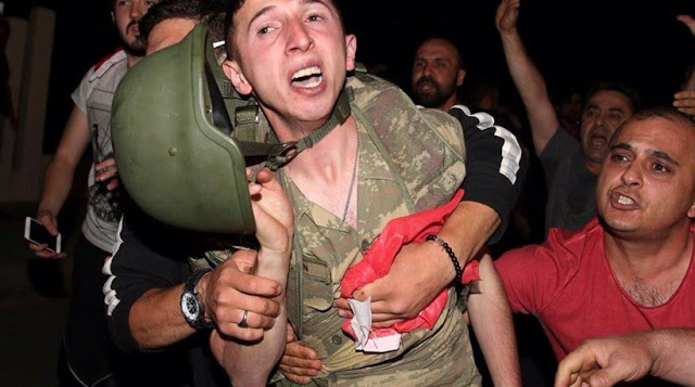 Τουρκία:  Ο λαός συλλαμβάνει και δέρνει στασιαστές στρατιωτικούς (Βίντεο) - Φωτογραφία 1