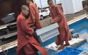 Βουδιστές μοναχοί αγόρασαν εκατοντάδες αστακούς και τους απελευθέρωσαν στον ωκεανό - Φωτογραφία 1