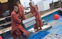 Βουδιστές μοναχοί αγόρασαν εκατοντάδες αστακούς και τους απελευθέρωσαν στον ωκεανό - Φωτογραφία 3