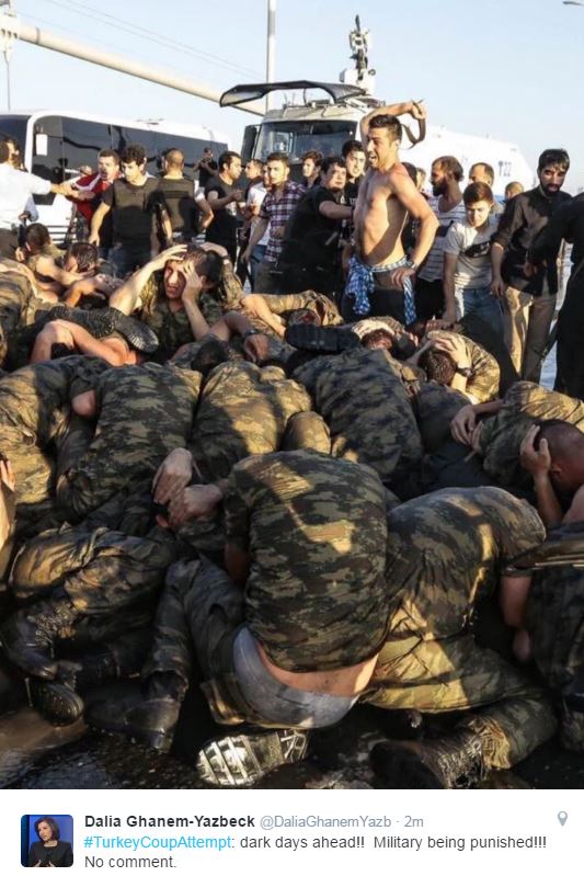 Τούρκος πολίτης χτυπάει με τη ζώνη του στρατιώτες που έχουν συλληφθεί - ΦΩΤΟ - Φωτογραφία 2