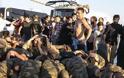 Τούρκος πολίτης χτυπάει με τη ζώνη του στρατιώτες που έχουν συλληφθεί - ΦΩΤΟ