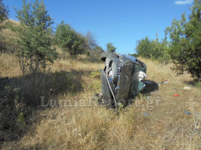 Λαμία: Το αυτοκίνητο διαλύθηκε από τις τούμπες - Τραυματίας ο οδηγός - Φωτογραφία 2