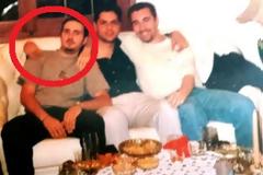 Δεν θα πιστεύετε ποιος Έλληνας πασίγνωστος παρουσιαστής ειδήσεων είναι σε αυτήν τη φωτογραφία...