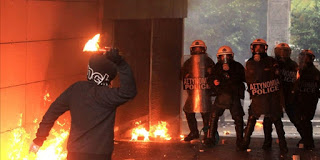Πανικός για μια ακόμη φορά στα Εξάρχεια - Επιθέσεις εναντίον αστυνομικών, φωτιές και διακοπή της κυκλοφορίας - Φωτογραφία 1