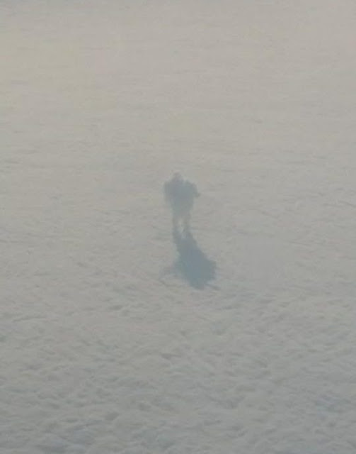 Επιβάτης αεροπλάνου φωτογράφισε άνθρωπο να περπατάει στα σύννεφα! [photos] - Φωτογραφία 3