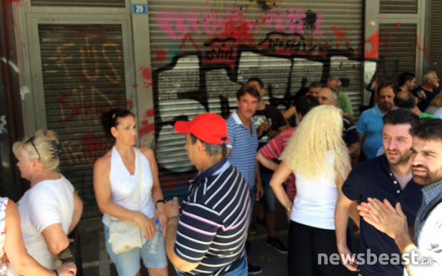 Οι εργαζόμενοι του κλειστού πλέον Athens Ledra Hotel διαμαρτύρονται αυτή την ώρα έξω από το υπουργείο Εργασίας! - Φωτογραφία 5