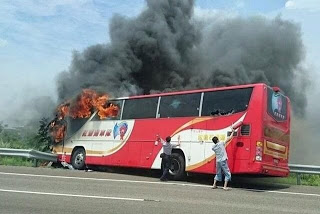 Τραγωδία στην Κίνα! Πυρκαγιά ξέσπασε σε τουριστικό λεωφορείο στην Κίνα - Δεν σώθηκε κανείς! - Φωτογραφία 1